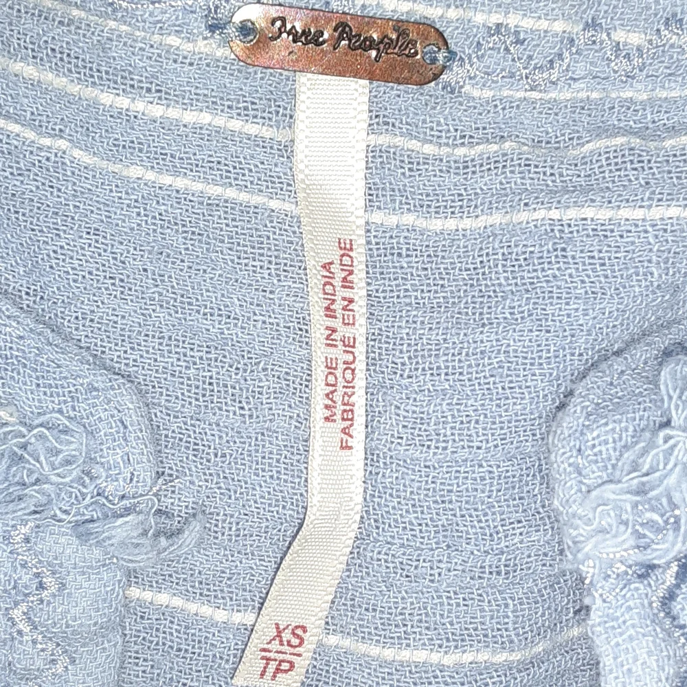 FREE PEOPLE BLUE AND WHITE CROPPED TOP, SIZE XS